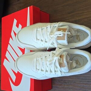 NWB Nike  Women's Air Max SC